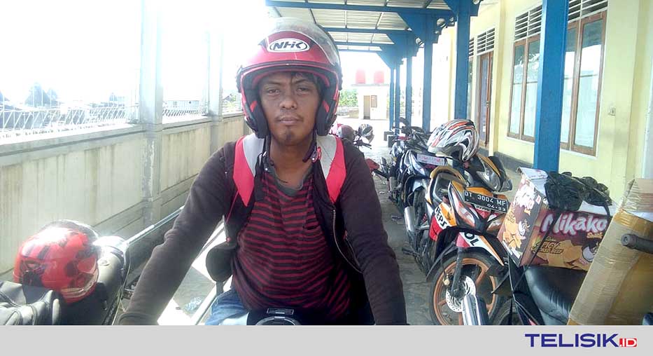 Korban pemukulan Ajudan Bupati Buton Utara, Ical, saat berada di lokasi antrian pelabuhan Amolengo, Konawe Selatan (Konsel). Fot