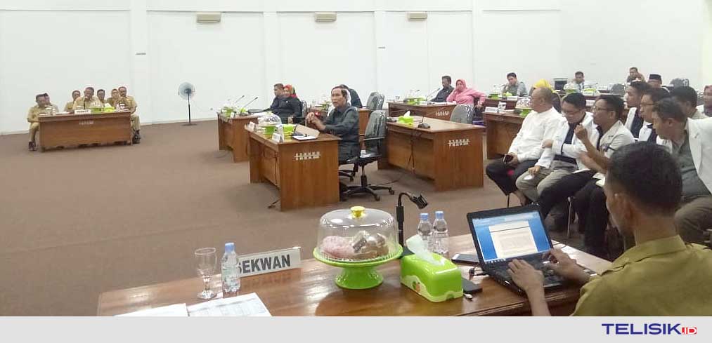 Suasana Hearing di gedung DPRD Kota Baubau. Foto: Ridwan Amsyah/Telisik