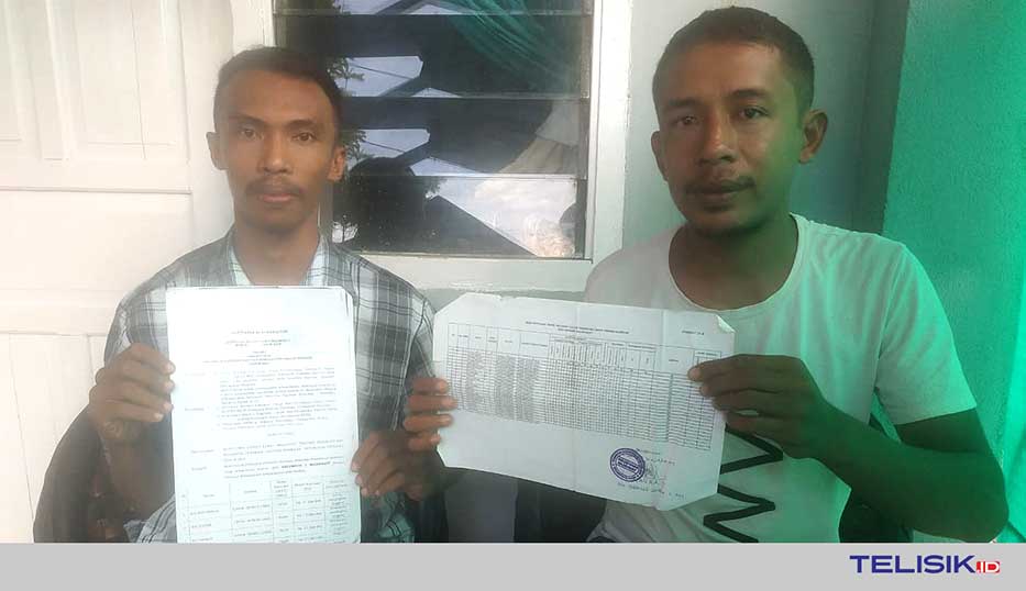 Ketua gempur (kanan) La Ode Erfin dan Ketua penasehat Gempur (kiri), La Rizalan. Terlihat keduanya menunjukan SK penerima bantua