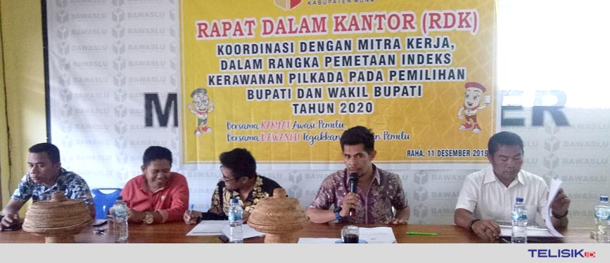 Komisioner Bawaslu Muna, Ketua KPU Muna bersama Kasat Intelkam Polres Muna membahas indeks kerawanan Pilkada. Foto: Naryo/Telisi