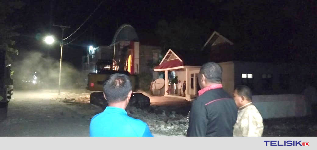 Bupati Buton Tengah, Samahuddin (Baju Hitam) di dampingi Lurah Mawasangka dan Lurah Watolo memantau pembersihan bangunan lama pe