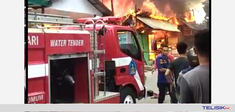 Kebakaran di Jalan Mekar Kelurahan Kadia, menghanguskan 6 unit rumah. Foto: Istimewa