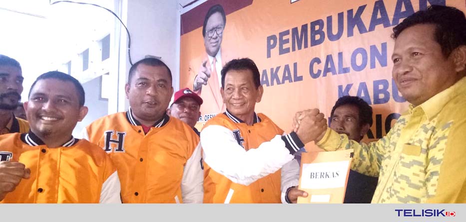 LM Rusman Emba mengembalikan berkas pendaftaran di DPC Hanura. Foto : Naryo/Telisik