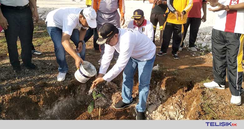 Foto Bupati Wakatabi H Arhawi usai melakukan penanaman pohon di kawasan Gor Wakatobi. Foto: Juno/ Telisik