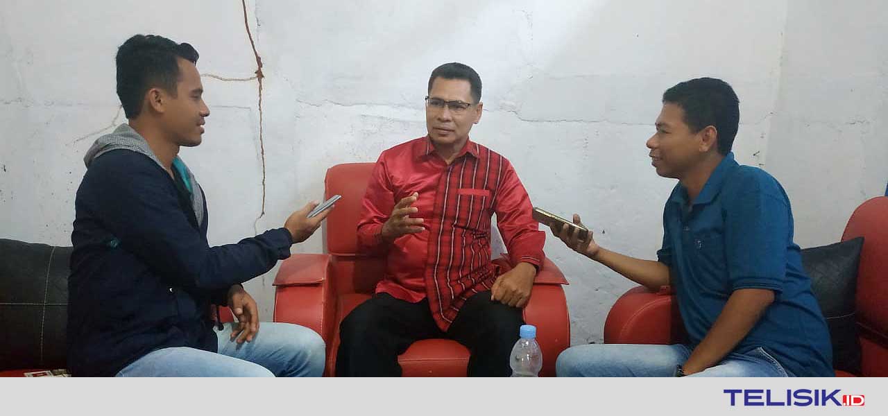 Kepala BKD-SDM Busel, La Ode Firman Hamzah saat dikonfirmasi awak media di ruang kerjanya. Foto: Deni/Telisik
