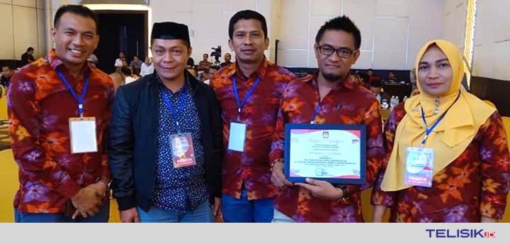 Ketua KPU Muna, Kubais bersama empat Komisioner lainnya. Foto : Naryo/Telisik
