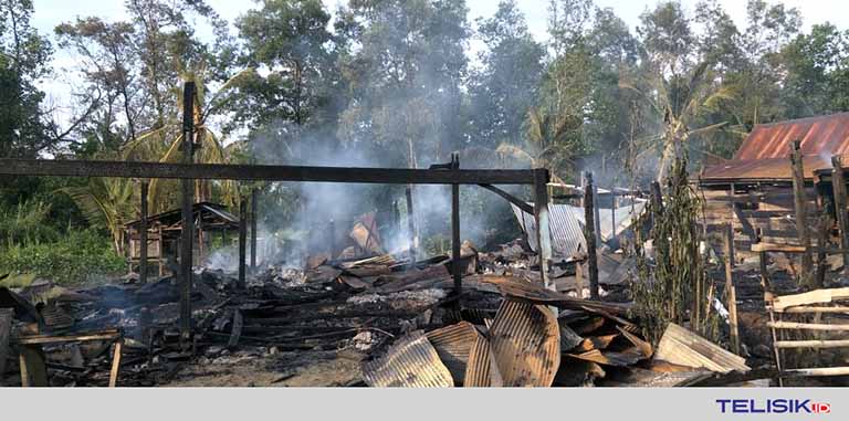 Dua unit rumah milik Sukkuru dan Andi Takbir warga Desa Sapoiha, Kecamatan Ngapa yang kini rata dengan tanah akibat musibah keba