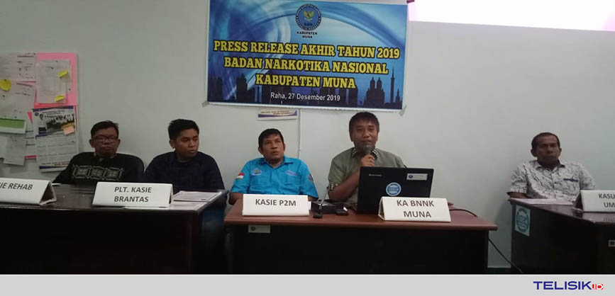 Kepala BNNK Muna, La Hasary mengelar pres rilis. Foto : Naryo/Telisik
