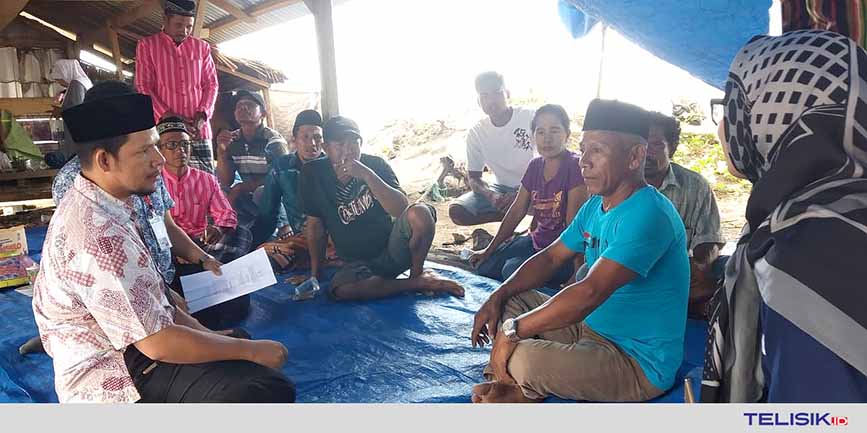 Kepala Bidang Pengembangan dan Budidaya Dinas Kelautan dan Perikanan Buton Selatan, Muhamad Dafis Kasri, saat berdialog dengan p