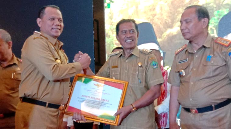 Bupati Kolaka Utara, Drs. H. Nur Rahman Umar, MH saat menerima piagam penghargaan P3MD dari Pemda Prov. Sultra. Foto: Istimewa