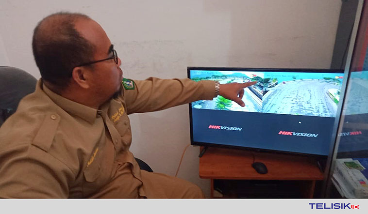 Kabid Prasarana, Sarana, dan Utilitas DKPP Kolut, Muklis Bachtiar, saat menjelaskan kondisi arus lalulintas di depan Masjid Agun