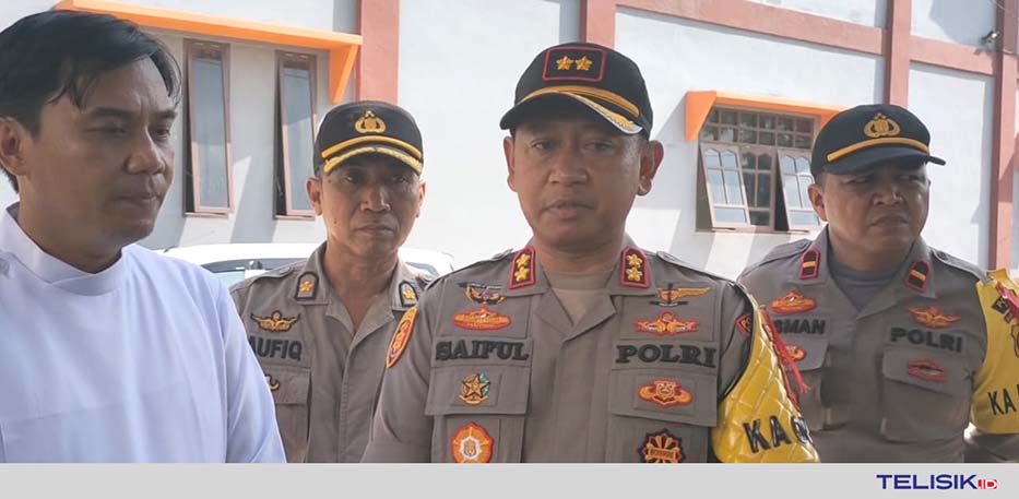 Kapolres Kolaka AKBP Saiful Mustofa (tengah) saat memantau gereja Katolik Santo Clemens Kolaka. Foto: Yus/Telisik