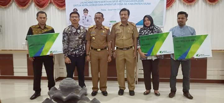 Pj Sekda, Ali Basa, Plt Kadis DPMD, La Ode Darmansyah dan perwakilan BPJS Ketenagakerjaan melaunching BPJS Kesehatan bagi Kades 