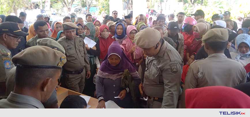 Para pedagang mencabut lot nomor kios. Foto : Naryo/Telisik