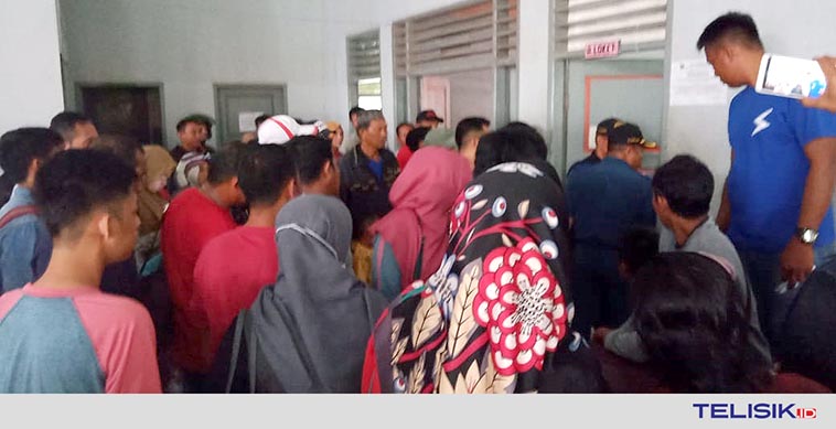 Kepala Syahbandar menghentikan penjualan tiket karena kapal sudah overload. Foto: Muh. Risal/Telisik