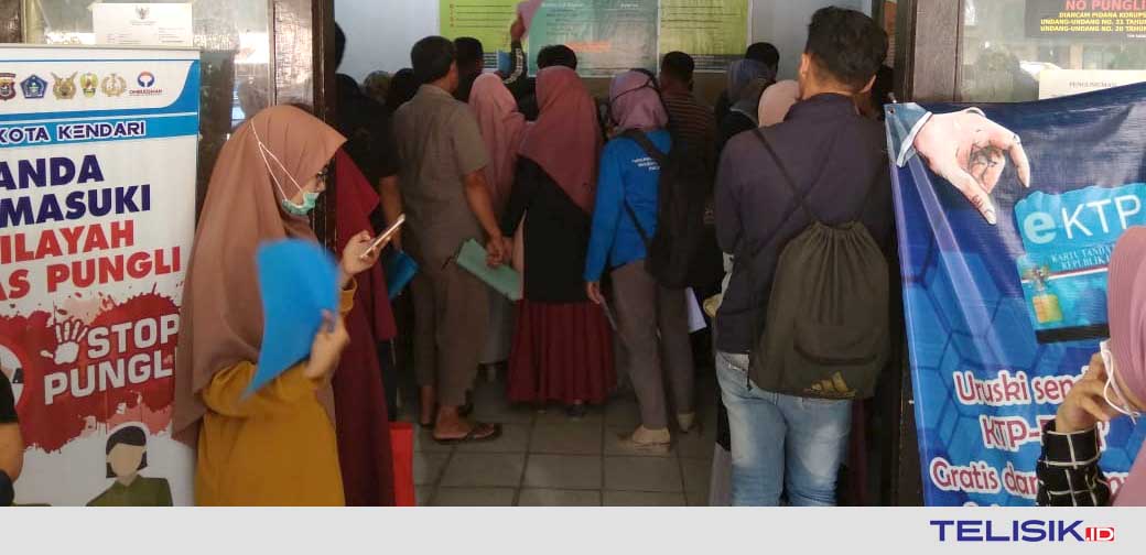 Warga Kota Kendari saat melakukan pegurusan di Dinas Catatan Sipil Kota Kendari. Foto : Muhammad Israjab/Telisik