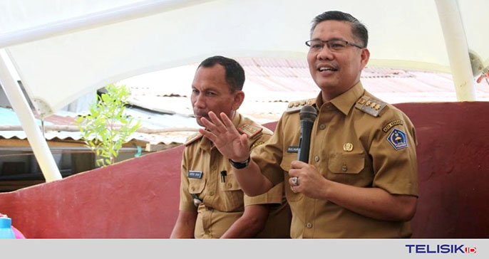 Wali Kota Kendari, Sulkarnain Kadir, bersama Kepala Bagian Sumber Daya Alam, Abdul Rifai. Foto: Muhammad Israjab/Telisik