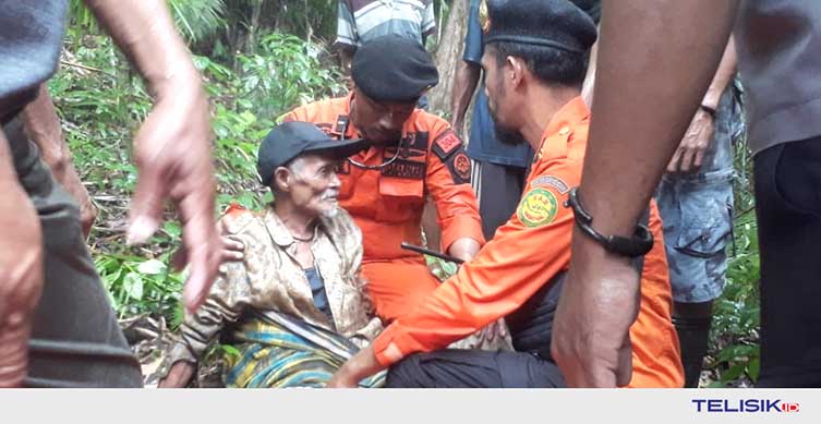 Proses evakuasi Tim Basarnas Kota Baubau, bersama Polisi, Pol PP, dan masyarakat. Foto: Istimewa