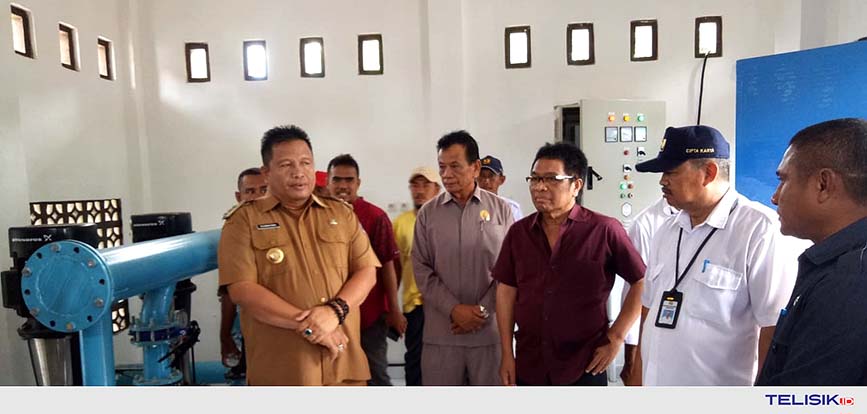Bupati Muna, LM Rusman Emba bersama Wakil Ketua Komisi V DPR-RI, Ridwan Bae meresmikan SPAM Napabalano. Foto : Naryo/Telisik