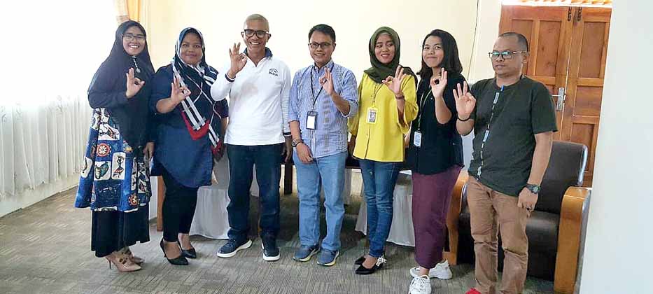 Kepala BKKBN Sultra Syahruddin (tengah-baju putih) Direktur Telisik.id La Ode M Nasir (tengah-baju biru) bersama tim AE telisik.