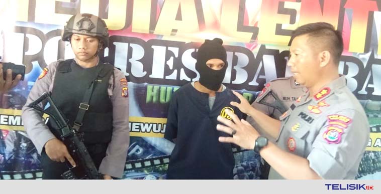 Kapolres Baubau menunjukkan pelaku begal saat memberikan pernyataan persnya, Senin (20/1/2020). Foto: Ridwan Amsyah/Telisik