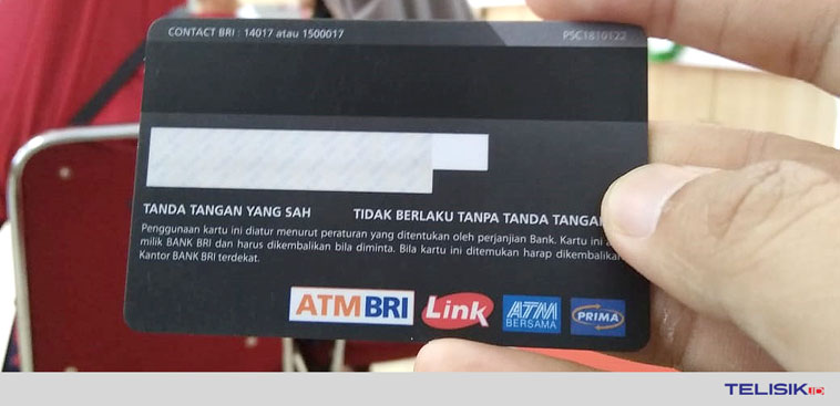 Pita hitam pada kartu ATM masih menjadi kelemahan yang dimanfaatkan pelaku skimming. Foto: Muhammad Israjab/Telisik