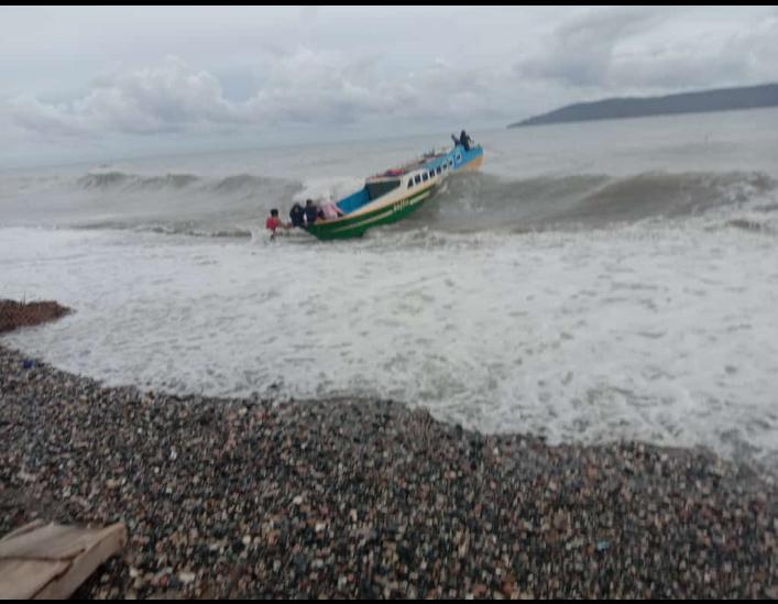 Kondisi para penarik ojek laut sandar di pantai Batauga. Foto: Deni/ Telisik