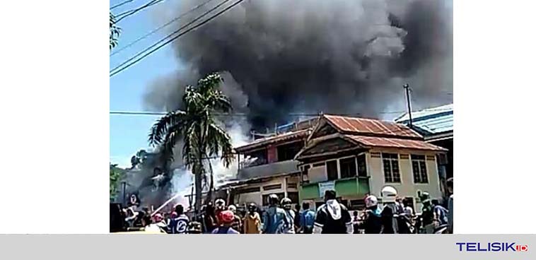 2 rumah warga habis dilahap si jago merah. Foto: Mutarfin/ Telisik