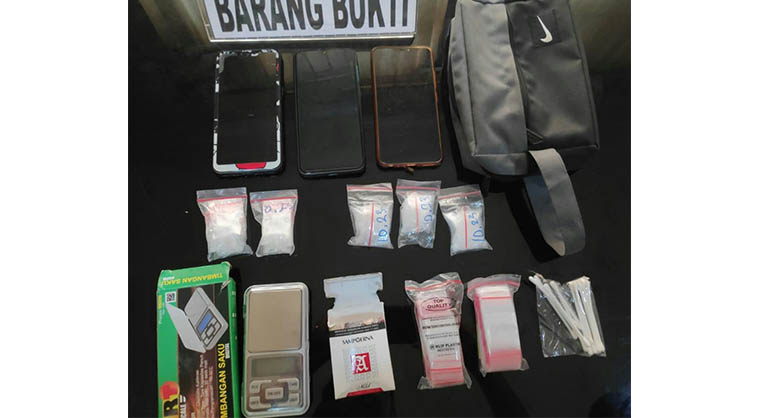 Barang bukti disita dari  pelaku MR diduga jadi bandar sabu. Foto: Istimewa