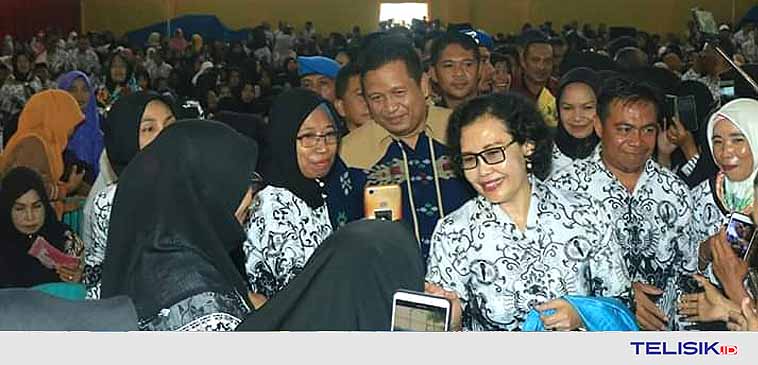 Ketua PB PGRI, Prof, Dr Unifah Rosyidi dihadapan ribuan guru di Muna. Foto : Naryo/Telisik