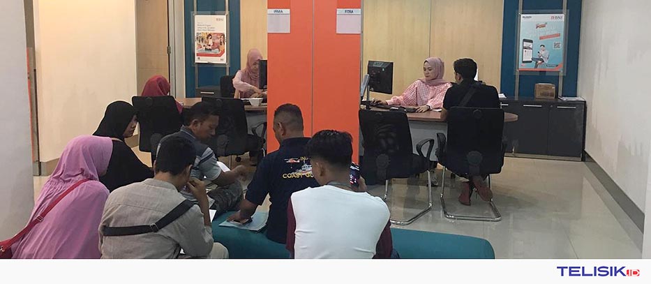 Suasana pelayanan nasabah di kantor BNI Cabang Kendari. Foto: Mutarfin/Telisik