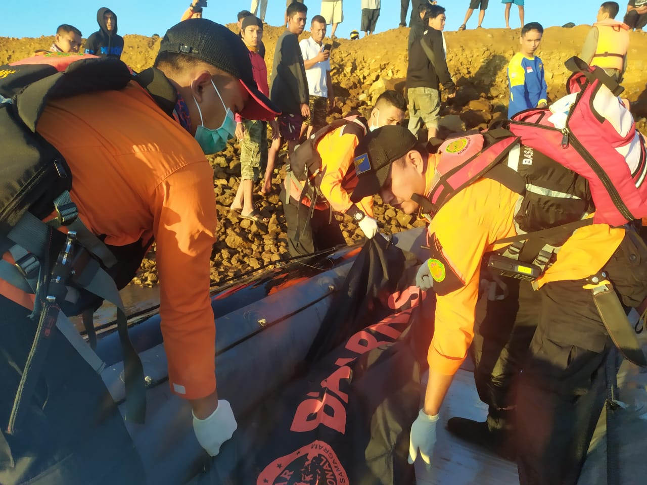 Tim SAR saat melakukan evakuasi setelah dilakukan pencarian sejak Minggu siang. Foto: Istimewa