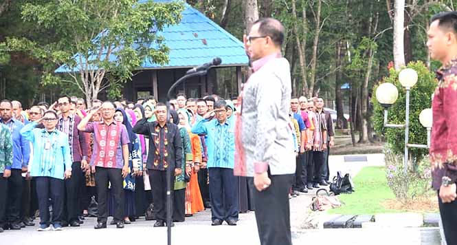 Pj. Sekda Sultra, memimpin upacara perdana ASN Pemprov Sultra di tahun 2020. Foto : Istimewa