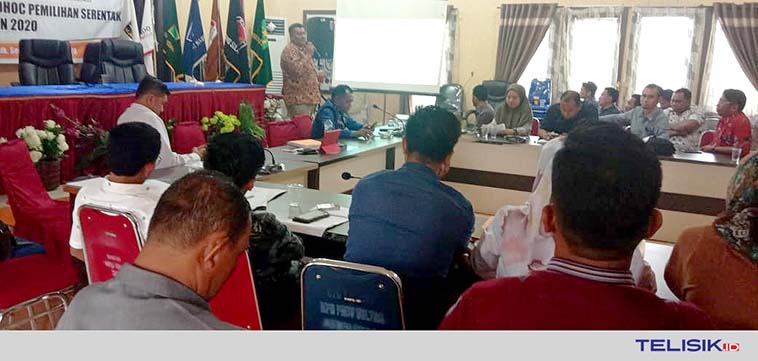Ketua KPU Sultra saat memberikan penjelasan mengenai proses perekrutan badan ad hoc pada tujuh daerah yang akan menggelar pilkad