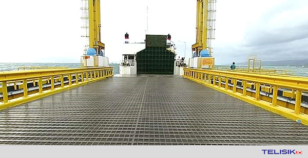 Akibat cuaca buruk, kapal feri hanya parkir di dermaga pelabuhan. Foto: Yus/Telisik