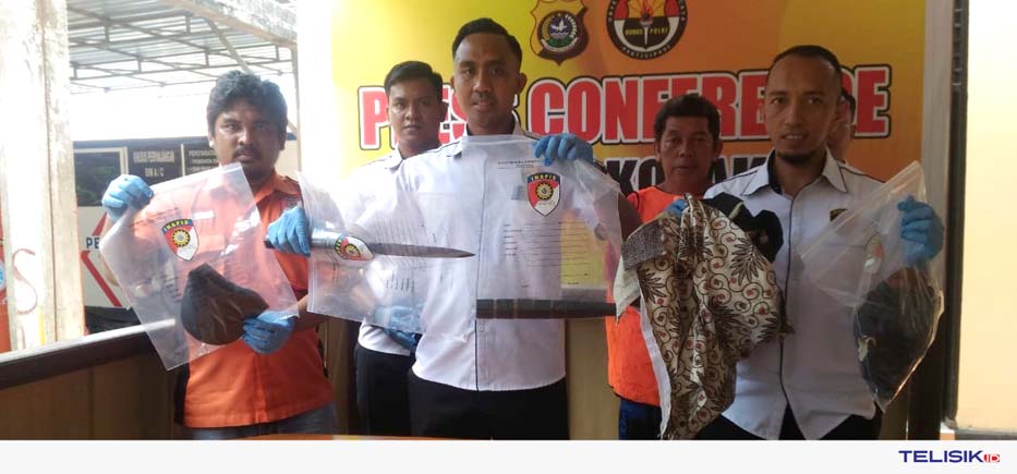 Kasat Reskrim Polres Kolaka AKP I Gede Pranata Wiguna (tengah) di dampingi anggotanya, memperlihatkan barang bukti kasus pembunuhan yang terjadi di Kelurahan Ulunggolaka. Foto: Yus/Telisik