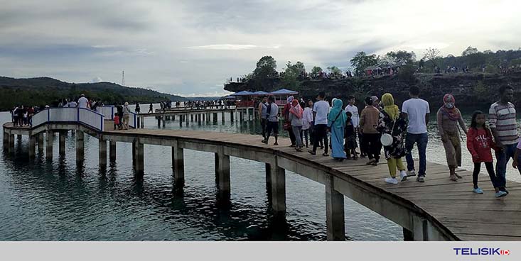 Suasana para wisatawan yang berkunjung di Batu Sori, Kelurahan Palabusa, Kecamatan Lea-lea, Kota Baubau, Sulawesi Tenggara (Sult