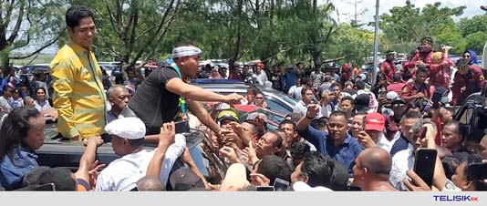 Suasana penjemputan Samsu Umar Abdul Samiun di Bandar Udara Betoambari, Kota Baubau. Terlihat Bupati Buton, La Bakry mendampingi Umar Samiun di atas mobil. Ribuan massa berusaha mendekati untuk mengucapkan selamat datang sang pemimpin Kepton. Foto: Deni/T