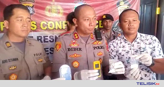 Kapolres Kendari, AKBP Didik Erfianto saat menunjukkan barang bukti sabu. Foto: Muhammad Israjab/Telisik