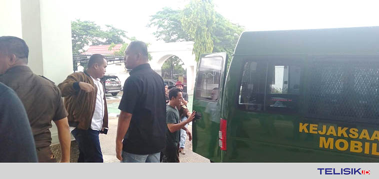 Wakil Ketua DPRD Butur, Ahmad Afif Darfin saat digiring menuju mobil tahanan Kejari Muna. Foto : Naryo/Telisik