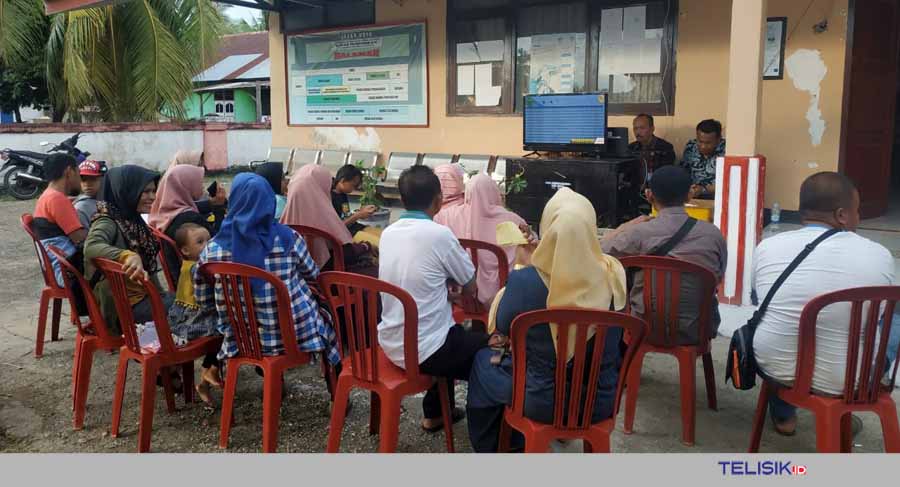 Suasana di luar ruangan, ujian seleksi Calon Aparatur Sipil Negara (CASN) di Buton Selatan (Busel). Terlihat, keluarga dan kerabat peserta ujian sedang menyaksikan perolehan hasil nilai sementara di pelataran kantor Diknas Busel. Foto: Deni Djohan/Telisik