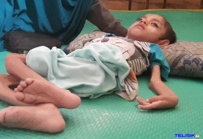 Faqih hanya bisa terbaring lemas di tempat tidur. Foto: Hir/Telisik