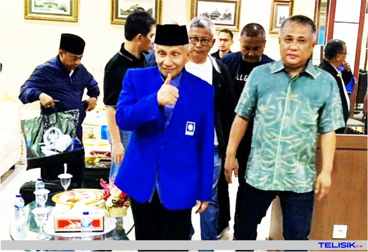 Bupati Konawe, Kery Saiful Konggoasa, menjemput Amin Rais di Bandara Halu Oleo, Sabtu (8/2/2020) malam. Foto: Istimewa