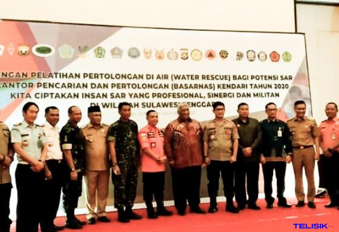 Gubernur Ali Mazi berfoto bersama para peserta pelatihan Water Rescue. Foto: Ibnu/Telisik