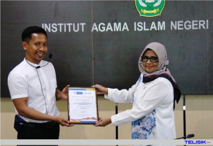 Direktur KUI Abdul Halim menyerahkan naskah kerjasama dengan Eropa kepada Rektor IAIN Kendari. Foto: Istimewa