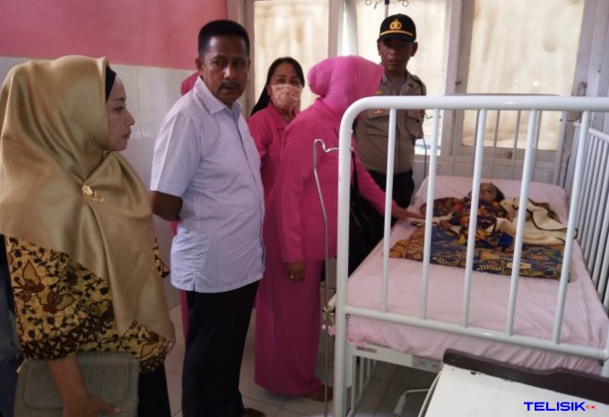 Ketua Ranting Bhayangkari, Ny. Andi Srilaela Sukoyo bersama Waka Polsek Rarowatu Iptu Piter Mantiri, Camat Rarowatu, dan Kapuskesmas Rarowatu Asniwati, S. KM, beserta rombongan mengunjungi  Faqih pengidap gizi buruk dan saraf di Rumah Sakit Bombana. Foto:
