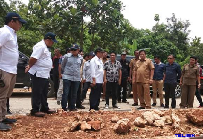 Wakil Ketua Komisi V DPR-RI, Ridwan Bae bersama Kepala BPJN XXI Kendari, Yohanis Tulak Todingrara dan Bupati Muna, LM Rusman Emba menjnjau jalan Warangga. Foto : Naryo/Telisik