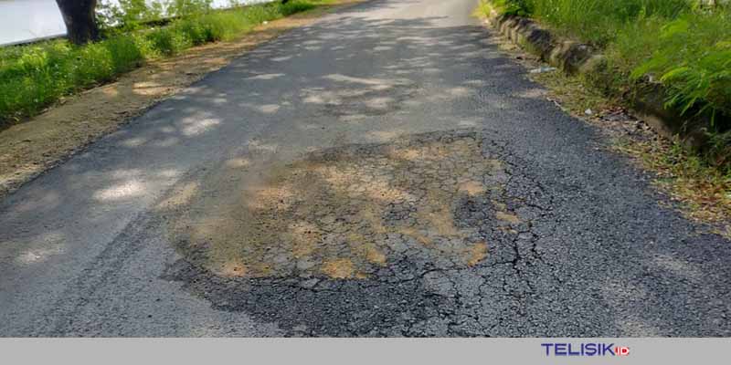  Kondisi jalan depan Polres Muna yang sudah mulai rusak. Foto : Naryo/Telisik