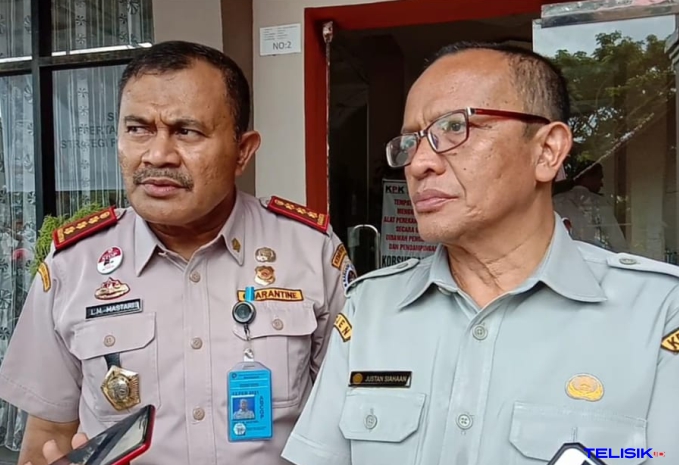 Justan Riduan Siahaan, Ak.M.Acc.,QIA. (Penanggung Jawab Kostratani wilayah Provinsi Sultra) bersama L.M. Mastari MM (Kepala Balai Karantina Pertanian Kelas II  Kendari). Foto: Hir/Telisik