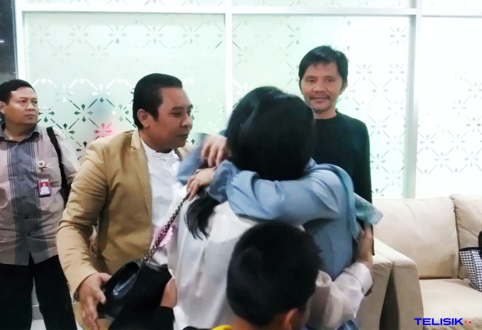 Yayu Indah Maharani berangkulan dengan orangtuanya sesaat tiba di bandara. Foto: Musdar/Telisik